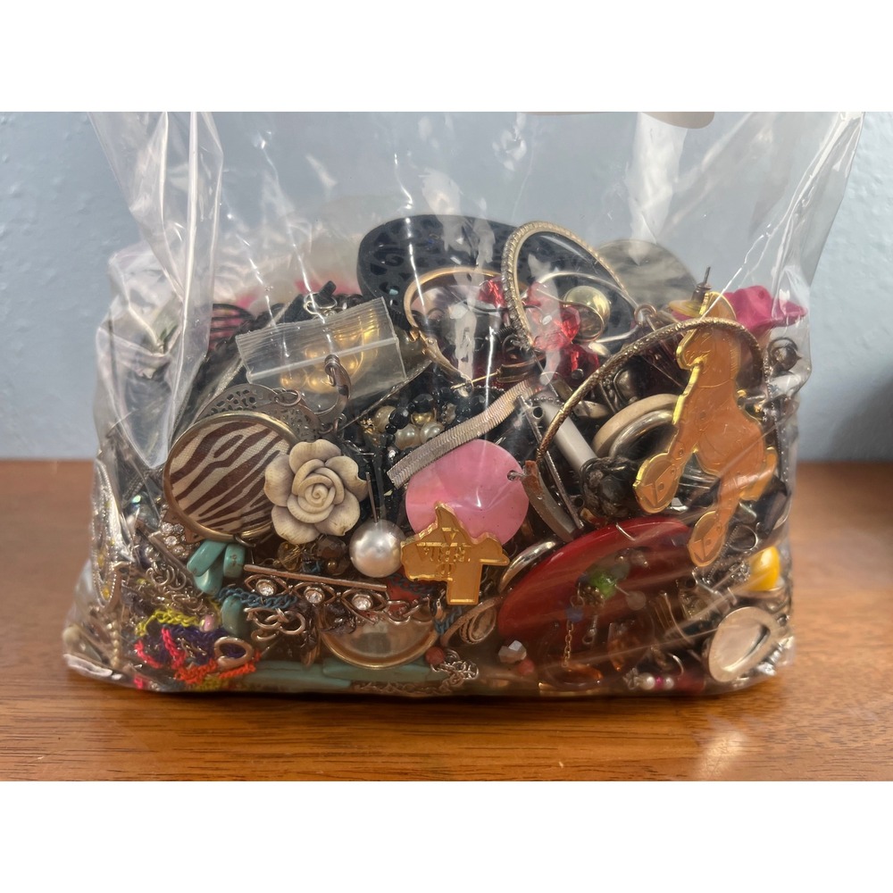4.2lb Bulk Costume Jewelry Lot Crafting Repair Wearable Vintage Modern - Picture 3 of 6